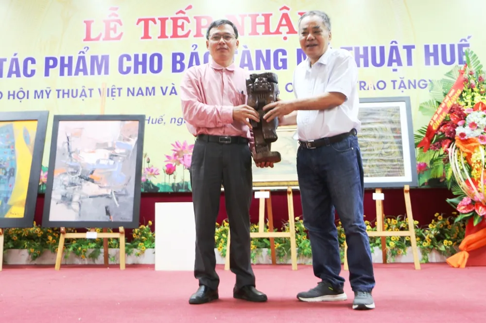 Nhiều tác phẩm nghệ thuật về với Bảo tàng Mỹ thuật Huế ảnh 3 Nhiều tác phẩm nghệ thuật về với Bảo tàng Mỹ thuật Huế ảnh 3