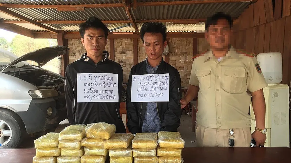 Truy bắt 2 đối tượng cầm súng vận chuyển 118.000 viên ma túy ảnh 1