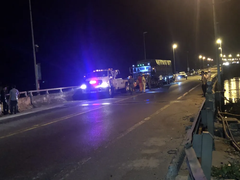 2 ô tô đối đầu, 2 người chết, 3 người nguy kịch ảnh 3 2 ô tô đối đầu, 2 người chết, 3 người nguy kịch ảnh 3