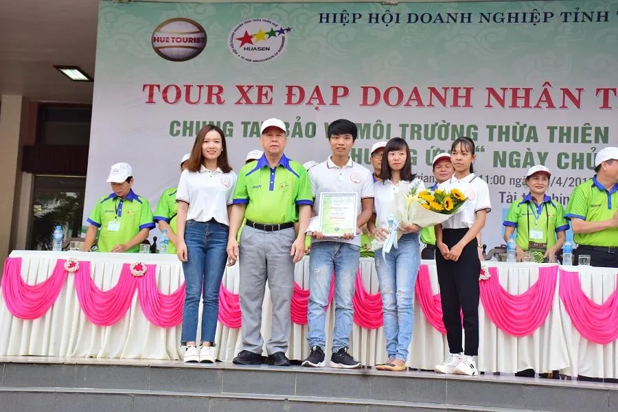 Trao giải cho người nhặt rác tại Huế rồi đăng tải lên Facebook ảnh 1 Trao giải cho người nhặt rác tại Huế rồi đăng tải lên Facebook ảnh 1