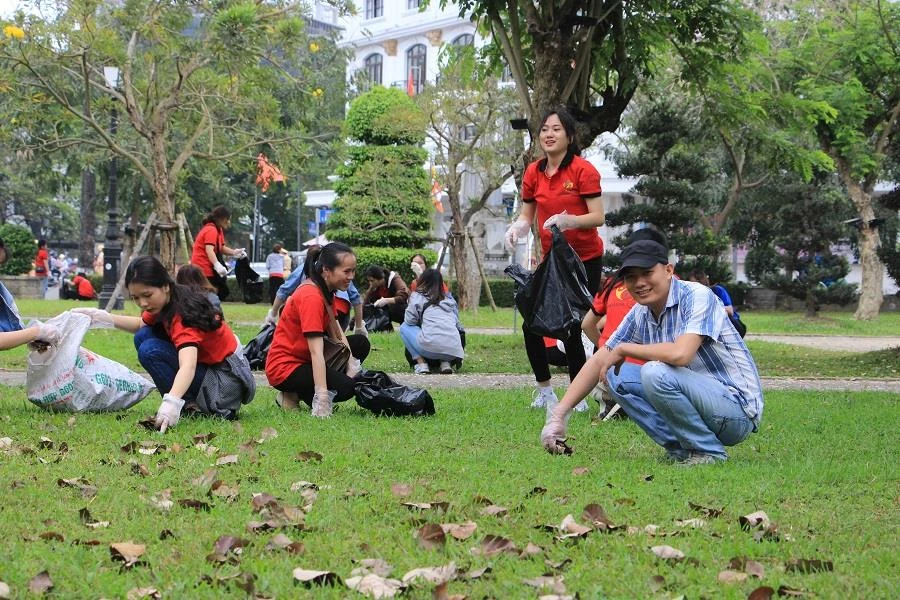 Nhặt một cọng rác, bạn đã làm Huế sạch hơn!