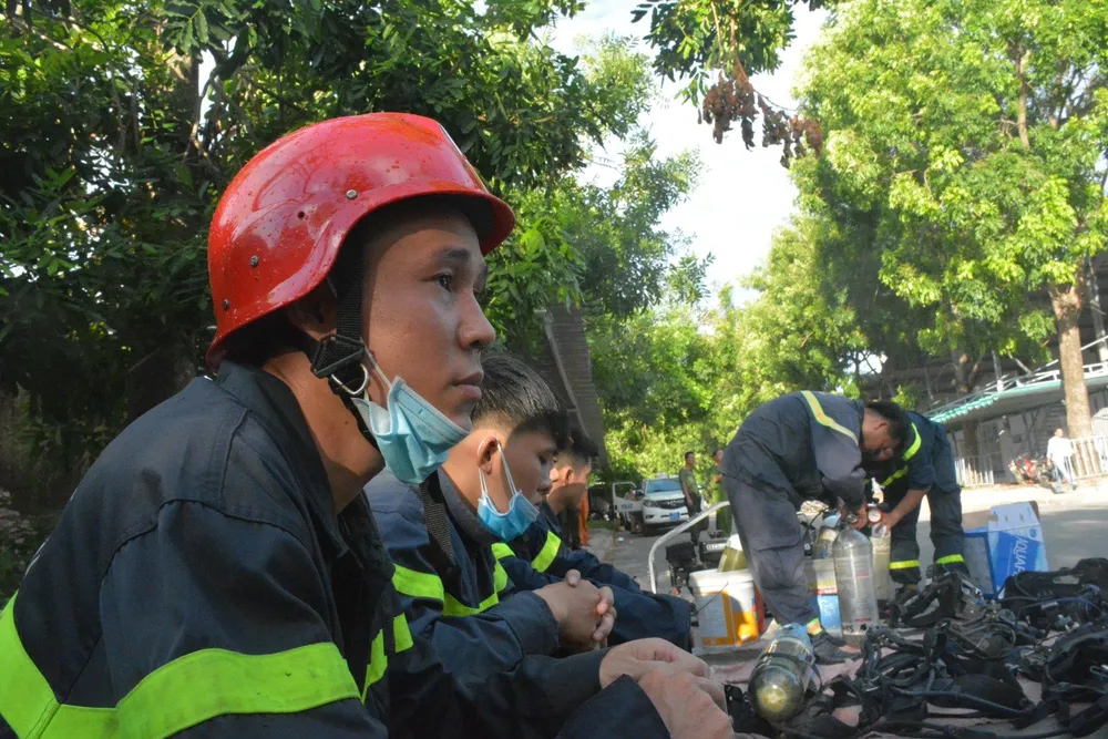 Nhai bánh mì, uống nước lọc cầm hơi cứu kho sợi 700 tấn hết cháy rồi lại cháy ảnh 12 Nhai bánh mì, uống nước lọc cầm hơi cứu kho sợi 700 tấn hết cháy rồi lại cháy ảnh 12