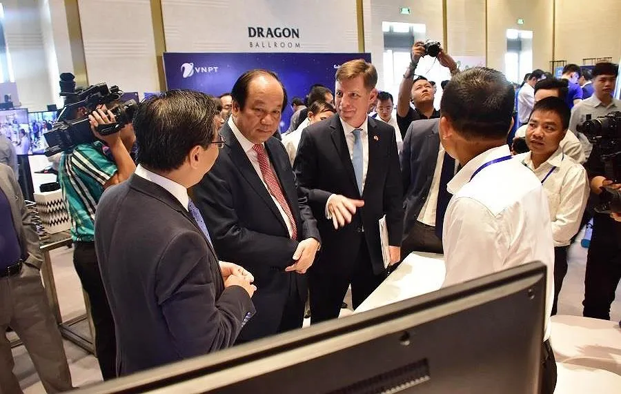 Bộ trưởng, Chủ nhiệm Văn phòng Chính phủ Mai Tiến Dũng trao đổi với các diễn giả bên lề hội thảo