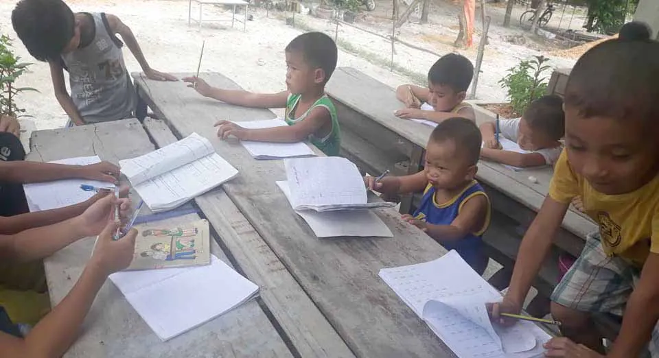 Ngày hè của trẻ vùng quê ảnh 8