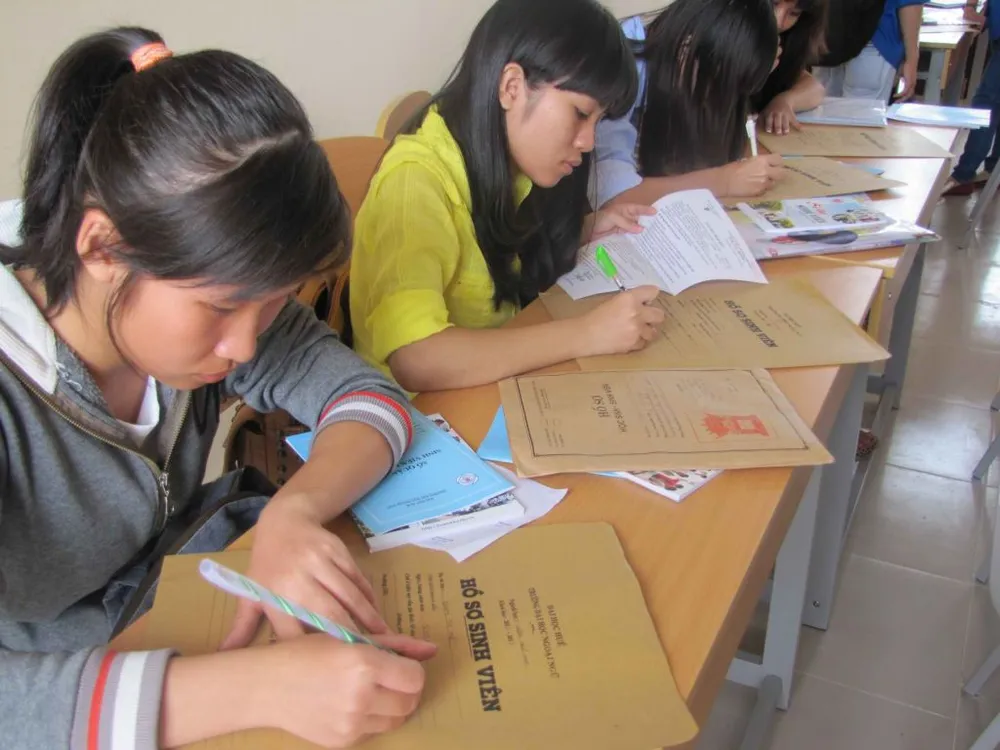 Thí sinh trúng tuyển làm thủ tục đăng ký nhập học trại Trường Đại học Huế