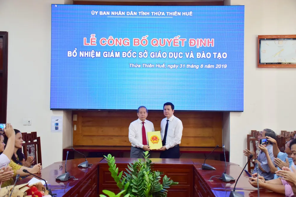 Trao Quyết định bổ nhiệm ông Nguyễn Tân (bìa phải) làm Giám đốc Sở GD-ĐT tỉnh Thừa Thiên - Huế. 