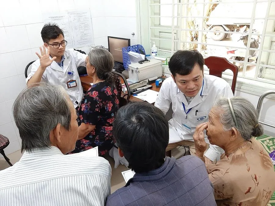 Thăm khám cho các bệnh nhân sau khi được phẫu thuật điều trị bệnh đục thủy tinh thể 