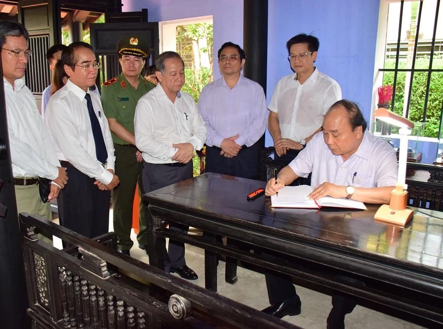 Thủ tướng Nguyễn Xuân Phúc thăm Nhà lưu niệm Chủ tịch Hồ Chí Minh tại Huế ảnh 3 Thủ tướng Nguyễn Xuân Phúc thăm Nhà lưu niệm Chủ tịch Hồ Chí Minh tại Huế ảnh 3