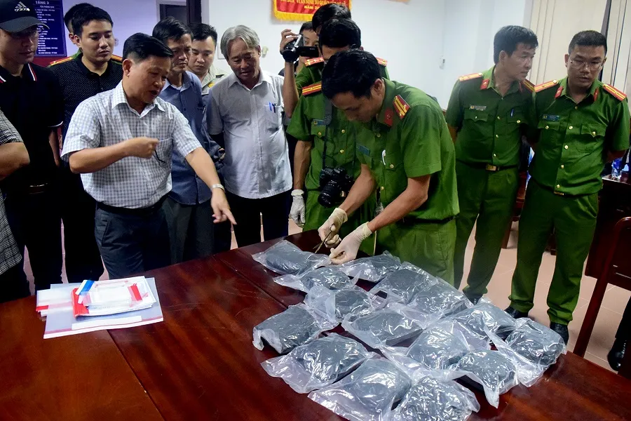 Công an kiểm tra tang vật thu giữ