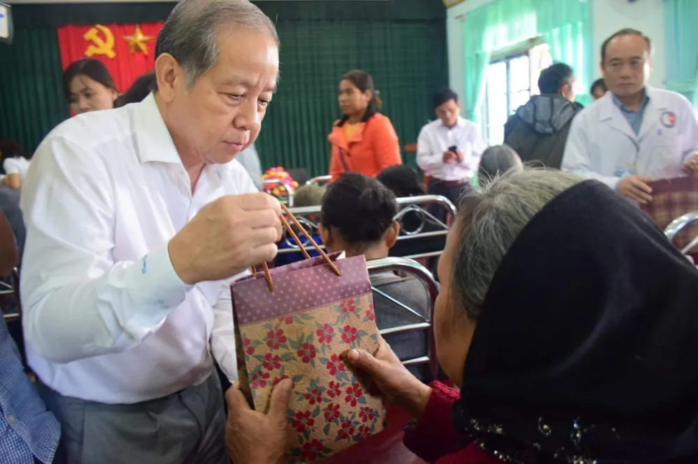 Chủ tịch UBND tỉnh cùng bác sĩ đi khám bệnh cho người nghèo biên giới ảnh 2 Chủ tịch UBND tỉnh cùng bác sĩ đi khám bệnh cho người nghèo biên giới ảnh 2