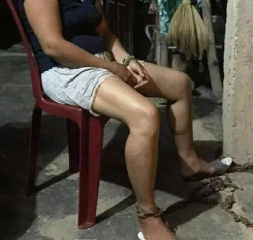 Phạt hành chính gã chồng dùng xích sắt trói vợ vào cột nhà để đánh đập ảnh 1 Phạt hành chính gã chồng dùng xích sắt trói vợ vào cột nhà để đánh đập ảnh 1