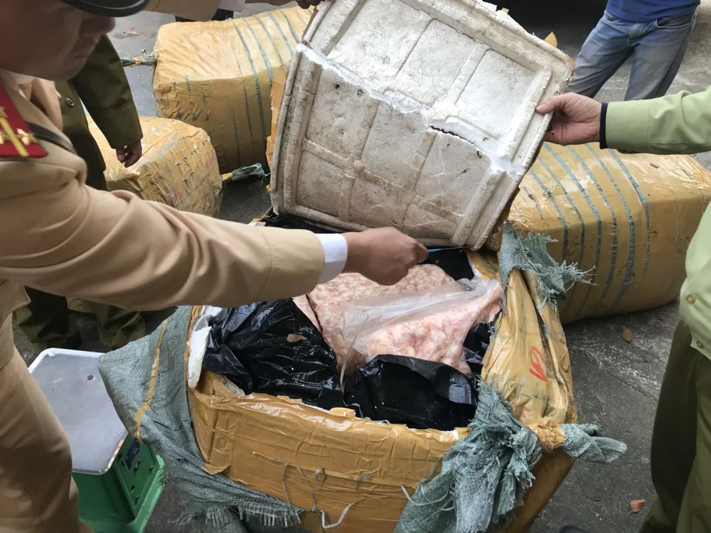 CSGT truy bắt xe khách chở hàng lậu ảnh 3 CSGT truy bắt xe khách chở hàng lậu ảnh 3