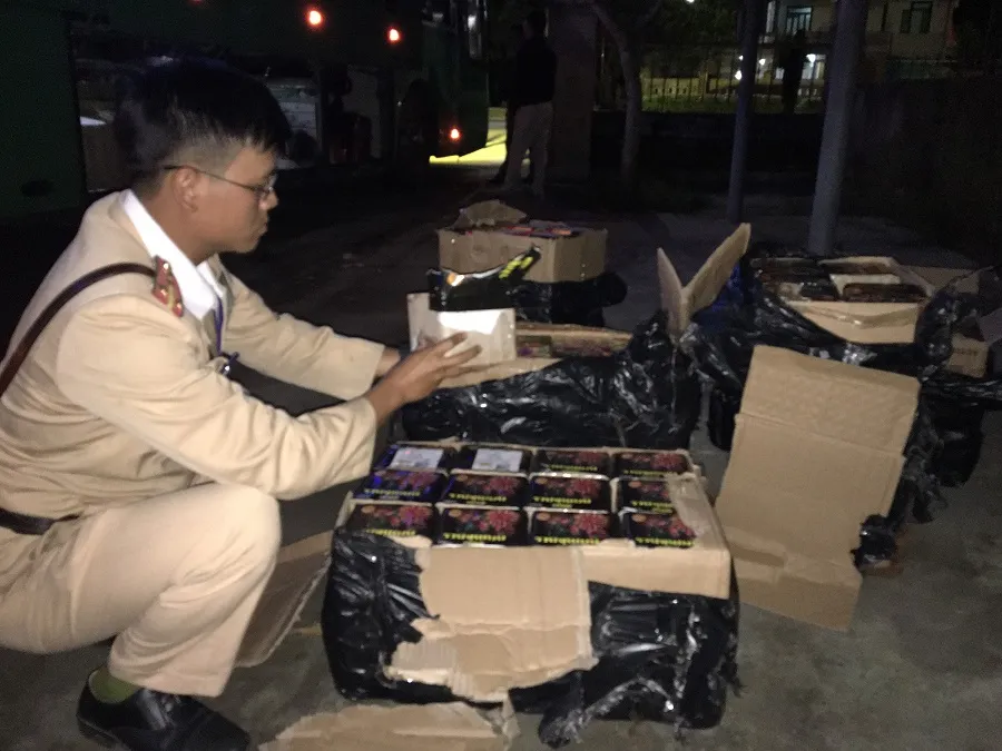 Bắt xe khách chở 4.320 viên pháo lậu ảnh 1