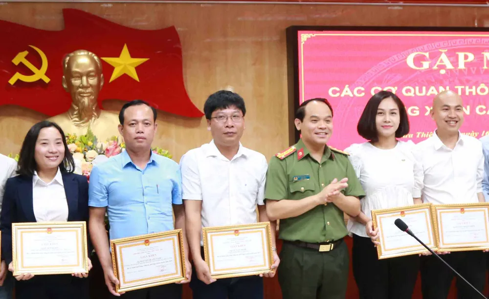 Khen thưởng các nhà báo có thành tích tuyên truyền đảm bảo an ninh, trật tự ảnh 2 Khen thưởng các nhà báo có thành tích tuyên truyền đảm bảo an ninh, trật tự ảnh 2