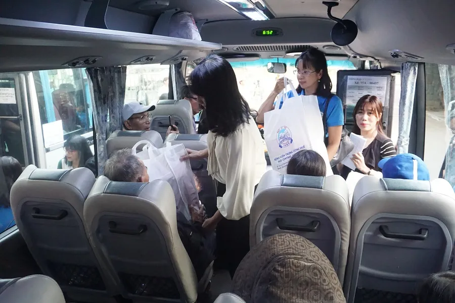 Bệnh viện Trung ương Huế đưa 200 bệnh nhân ở xa về quê ăn tết ảnh 4 Bệnh viện Trung ương Huế đưa 200 bệnh nhân ở xa về quê ăn tết ảnh 4