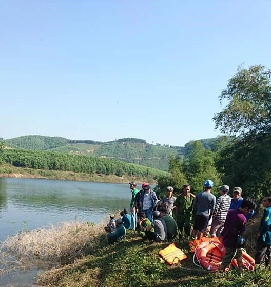 Cơ quan chức năng phối hợp với chính quyền và người dân địa phương nỗ lực tìm kiếm nạn nhân mất tích trong vụ lật ghe trên sông La Ma. Ảnh: HS 