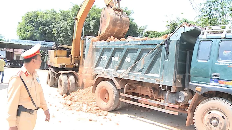 Phát hiện hàng loạt xe quá tải tại Thừa Thiên – Huế ảnh 2 Phát hiện hàng loạt xe quá tải tại Thừa Thiên – Huế ảnh 2