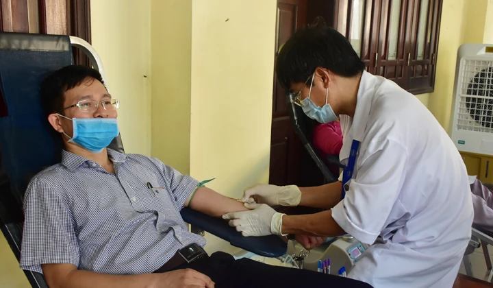 Nhiều cán bộ chỉ đạo phòng chống dịch Covid-19 tại Huế hiến máu cứu người ảnh 2 Nhiều cán bộ chỉ đạo phòng chống dịch Covid-19 tại Huế hiến máu cứu người ảnh 2