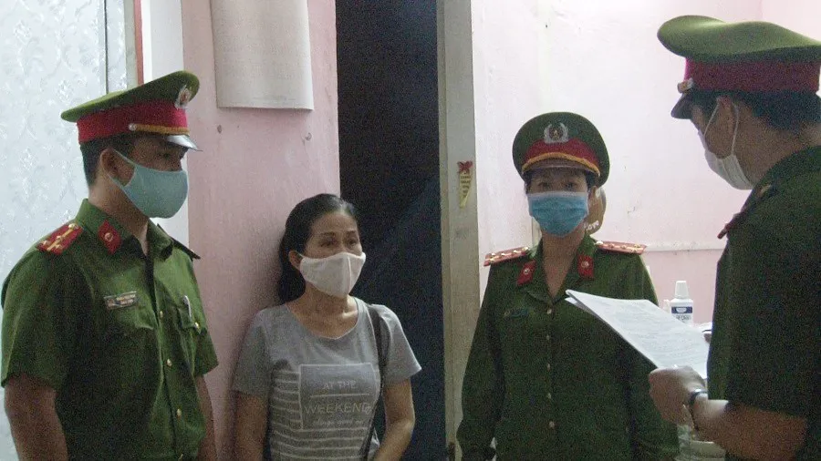 Công an đọc lệnh bắt tạm giam đối tượng Trần Thị Minh Thúy 