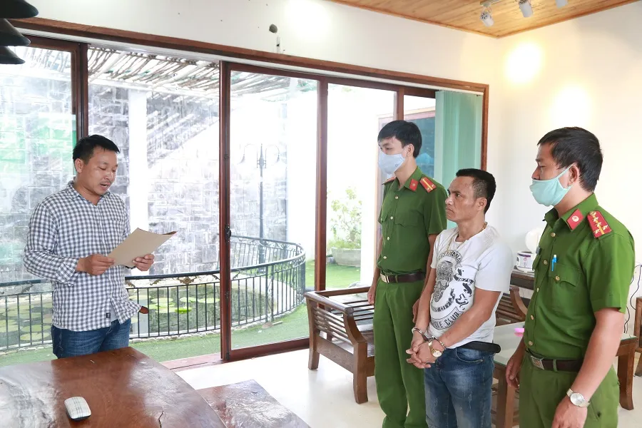 Công an đọc lệnh bắt giữ đối tượng cầm đầu Hồ Văn Phương 