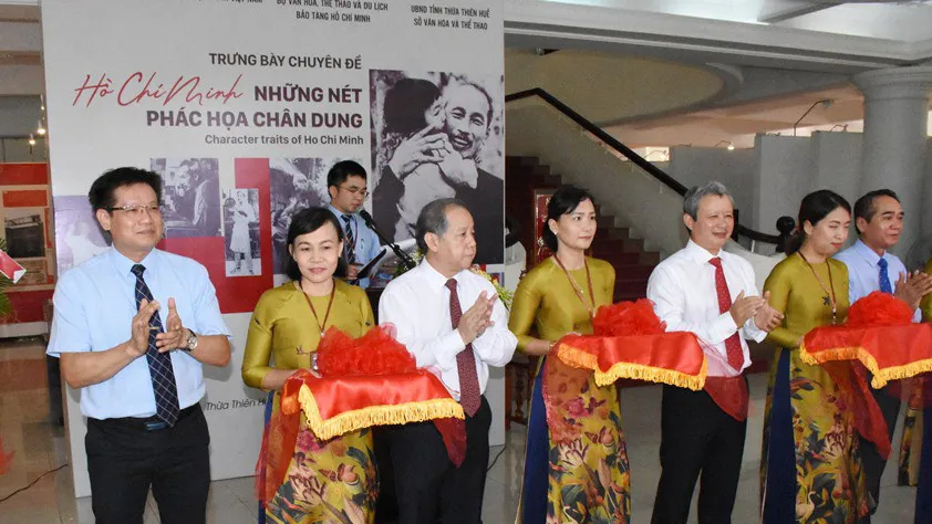 Cắt băng khai mạc triển lãm 