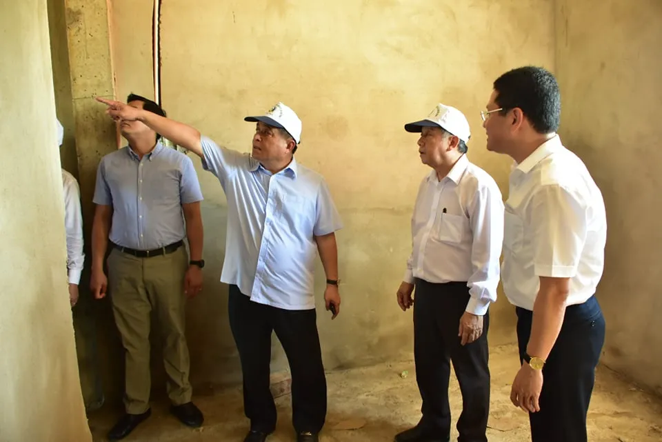 Bộ trưởng Bộ KH-ĐT tặng quà các hộ dân di dời ra khỏi Kinh thành Huế ảnh 1 Bộ trưởng Bộ KH-ĐT tặng quà các hộ dân di dời ra khỏi Kinh thành Huế ảnh 1