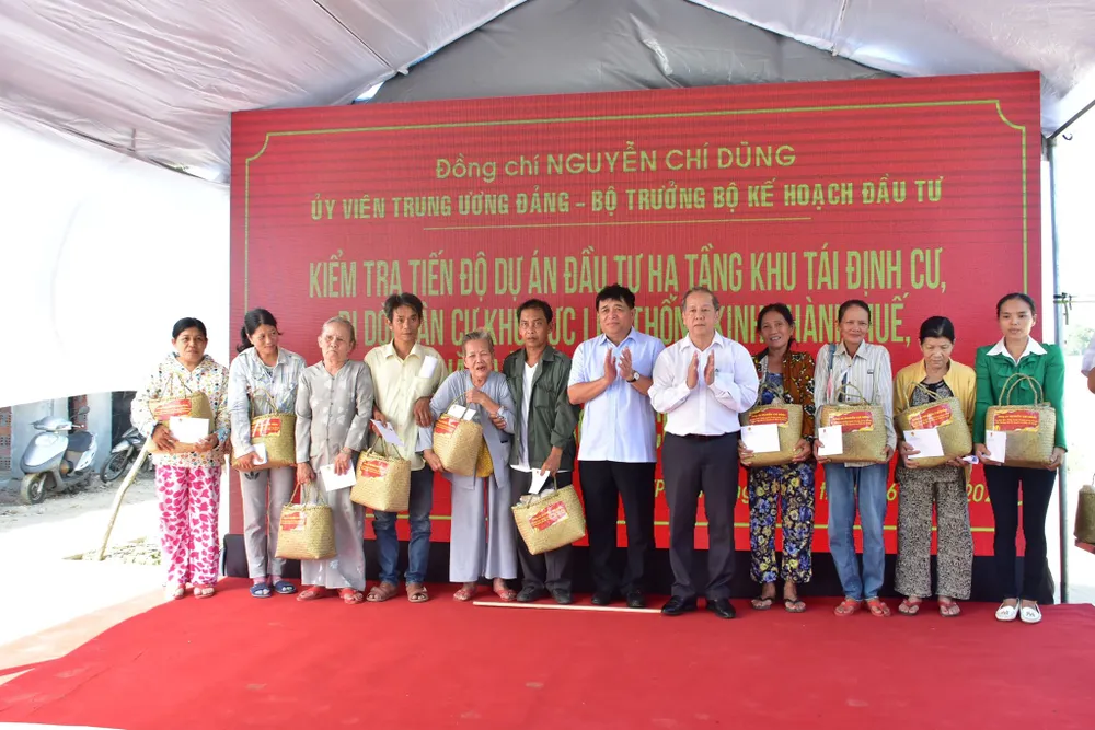 Bộ trưởng Bộ KH-ĐT tặng quà các hộ dân di dời ra khỏi Kinh thành Huế ảnh 2 Bộ trưởng Bộ KH-ĐT tặng quà các hộ dân di dời ra khỏi Kinh thành Huế ảnh 2