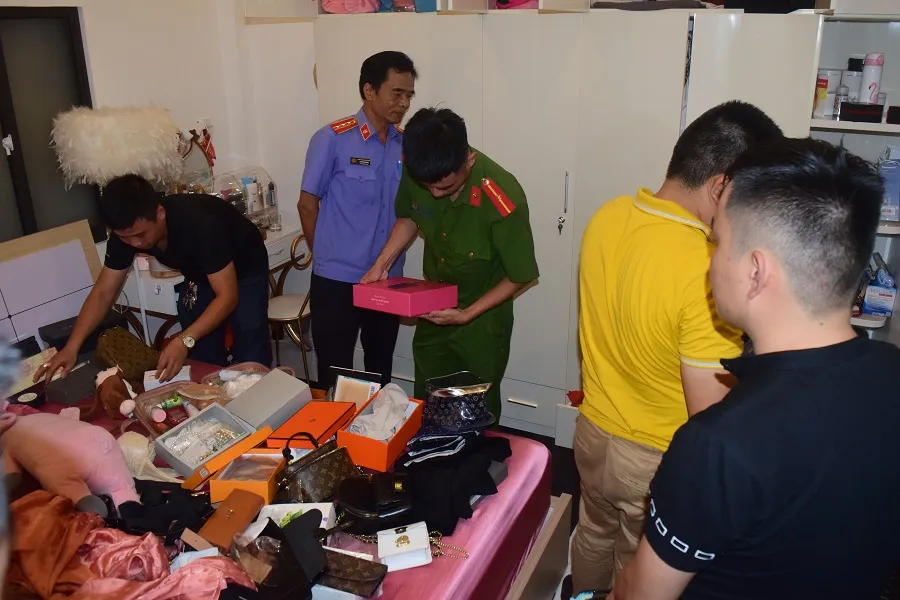 Khám xét nơi đối tượng cầm đầu vụ lừa đảo Lê Anh Tuấn ở trọ
