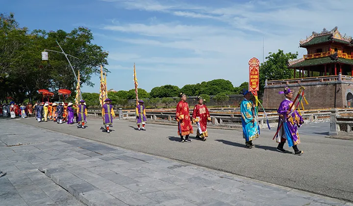 Tri ân người có công định chế lại y phục áo dài Việt Nam ảnh 3