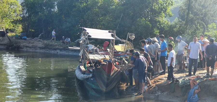 Lực lượng cứu nạn tìm thấy và đưa thi thể bé Thìn vào bở để bàn giao cho thân nhân lo hậu sự ​