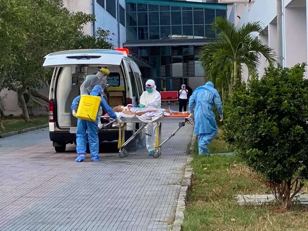 Bệnh viện Trung ương Huế tiếp nhận 2 bệnh nhân mắc Covid-19 từ Đà Nẵng ảnh 1