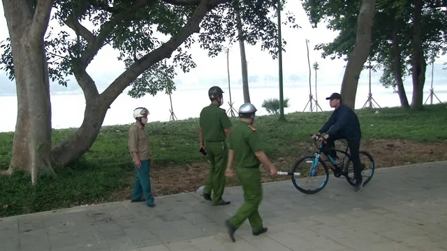 Công an TP Huế ra quân xử phạt người không đeo khẩu trang nơi công cộng