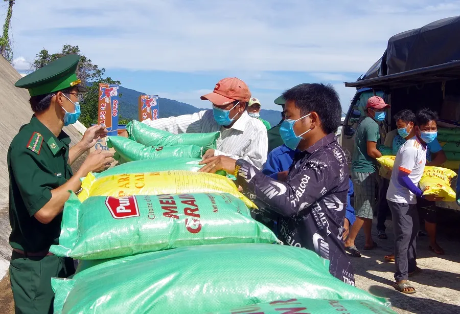 Trao quà hỗ trợ lực lượng vũ trang và nhân dân nước bạn Lào ảnh 3 Trao quà hỗ trợ lực lượng vũ trang và nhân dân nước bạn Lào ảnh 3