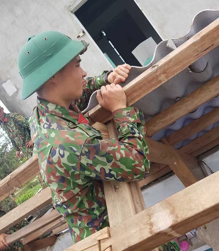 Bộ đội giúp dân lợp lại mái nhà bị gió bão đánh tốc ở huyện Phong Điền, tỉnh Thừa Thiên - Huế 