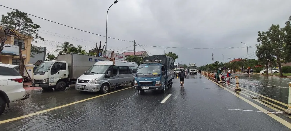 QL1A bị ngập sâu, tuyến giao thông huyết mạch Bắc – Nam ùn ứ ảnh 3 QL1A bị ngập sâu, tuyến giao thông huyết mạch Bắc – Nam ùn ứ ảnh 3