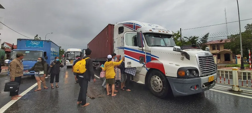 QL1A bị ngập sâu, tuyến giao thông huyết mạch Bắc – Nam ùn ứ ảnh 2 QL1A bị ngập sâu, tuyến giao thông huyết mạch Bắc – Nam ùn ứ ảnh 2