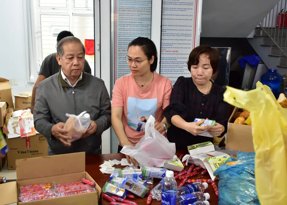 Thừa Thiên – Huế khẩn cấp cứu trợ người dân vùng lũ ảnh 2 Thừa Thiên – Huế khẩn cấp cứu trợ người dân vùng lũ ảnh 2