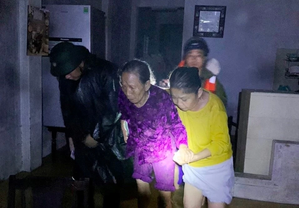Thừa Thiên - Huế đạt đỉnh lũ lịch sử năm 1999 ảnh 2 Thừa Thiên - Huế đạt đỉnh lũ lịch sử năm 1999 ảnh 2