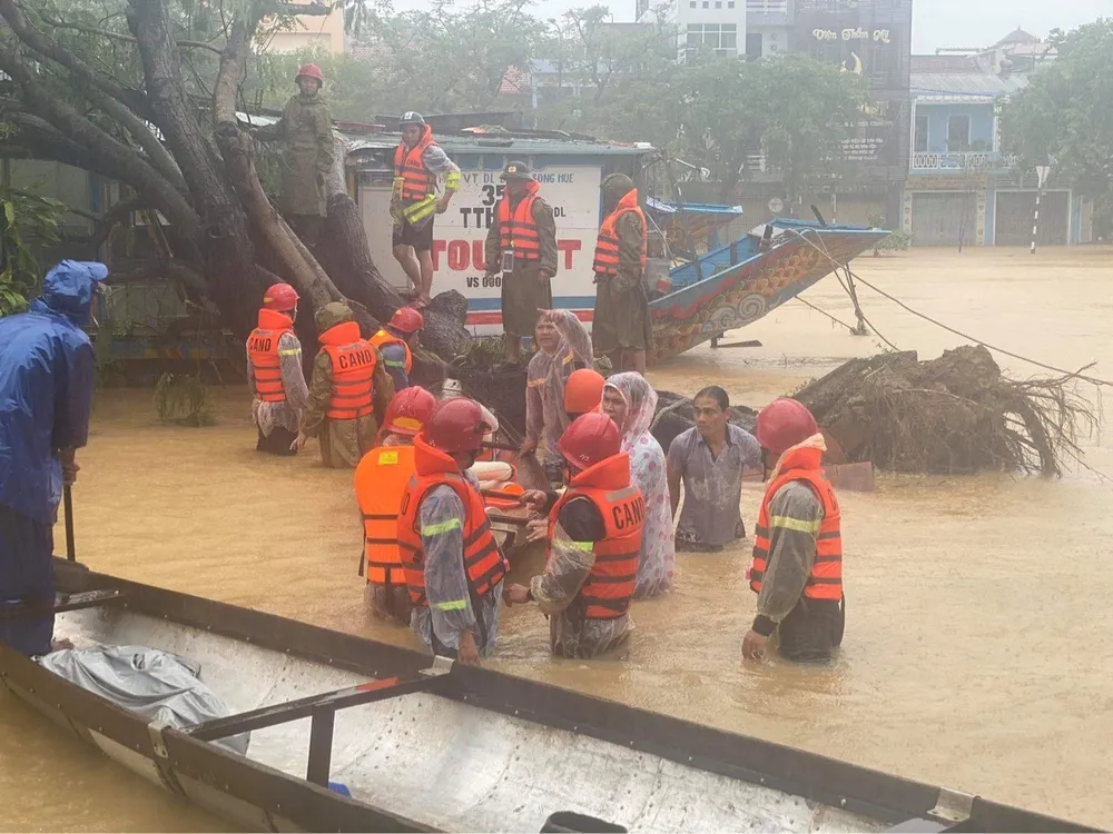 Cứu 3 người trên thuyền rồng bị cây gãy đè ở Huế ảnh 1 Cứu 3 người trên thuyền rồng bị cây gãy đè ở Huế ảnh 1