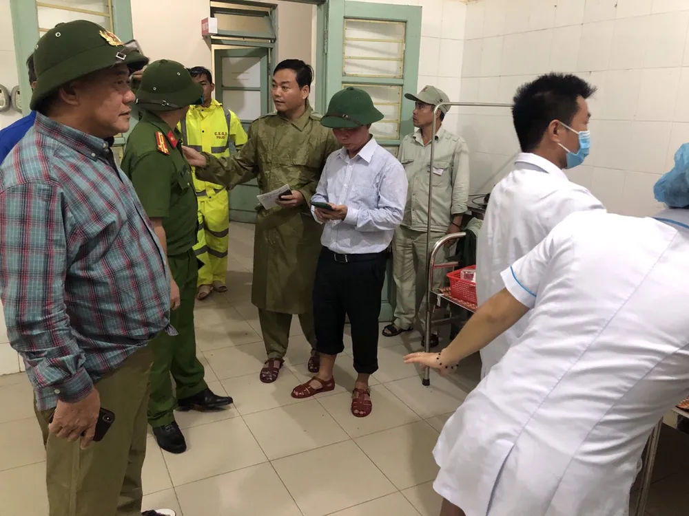 Đưa 5 công nhân bị thương ở thủy điện Rào Trăng 4 đi bệnh viện ảnh 6