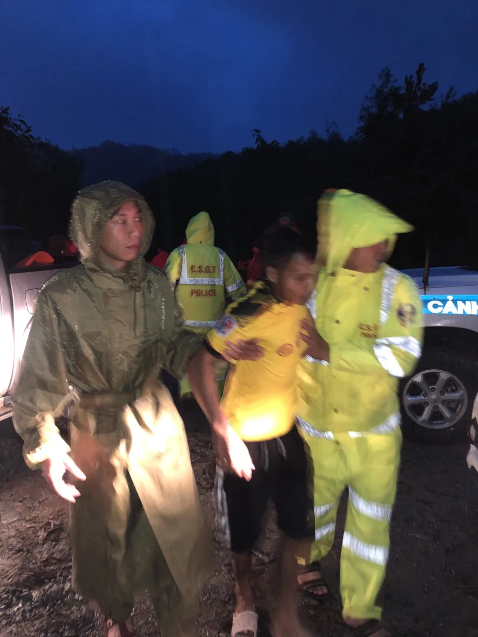 Đưa 5 công nhân bị thương ở thủy điện Rào Trăng 4 đi bệnh viện ảnh 2