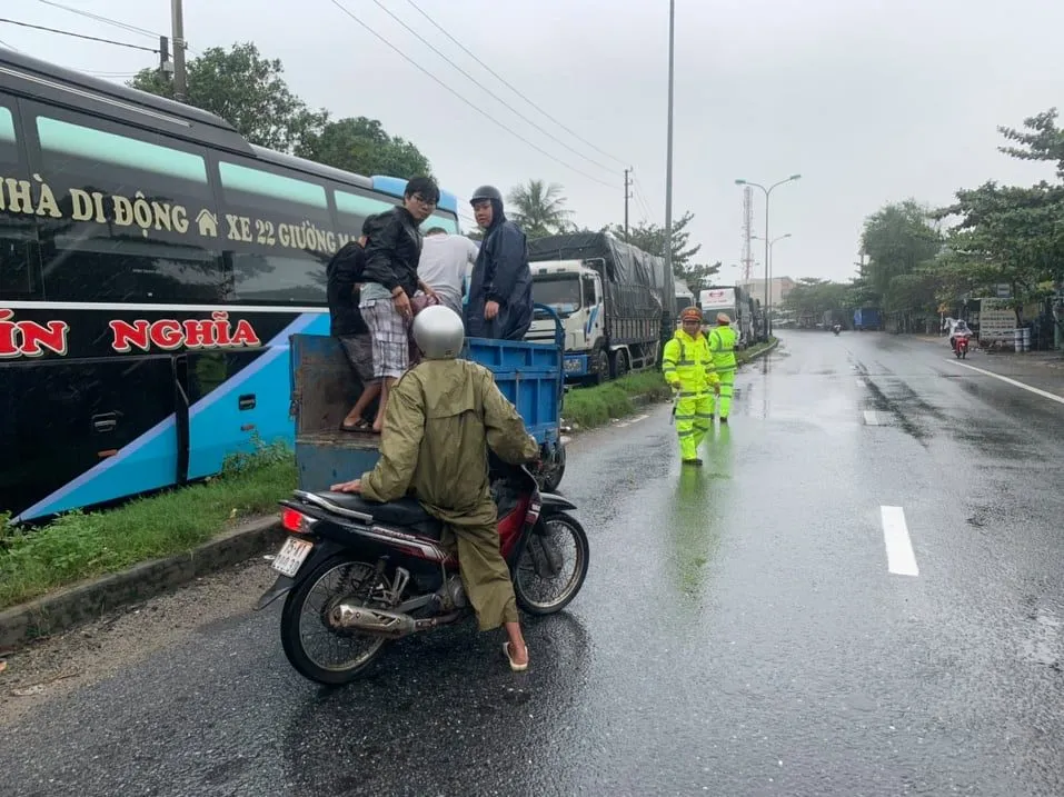 Phát cơm, nước và sữa miễn phí cho hàng ngàn người mắc kẹt vì bão số 9 ảnh 2 Phát cơm, nước và sữa miễn phí cho hàng ngàn người mắc kẹt vì bão số 9 ảnh 2