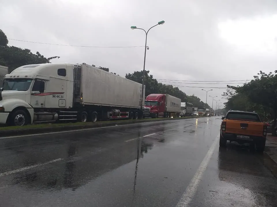 Mưa lớn, gió gào rú dữ dội tại các tỉnh miền Trung ảnh 3 Mưa lớn, gió gào rú dữ dội tại các tỉnh miền Trung ảnh 3