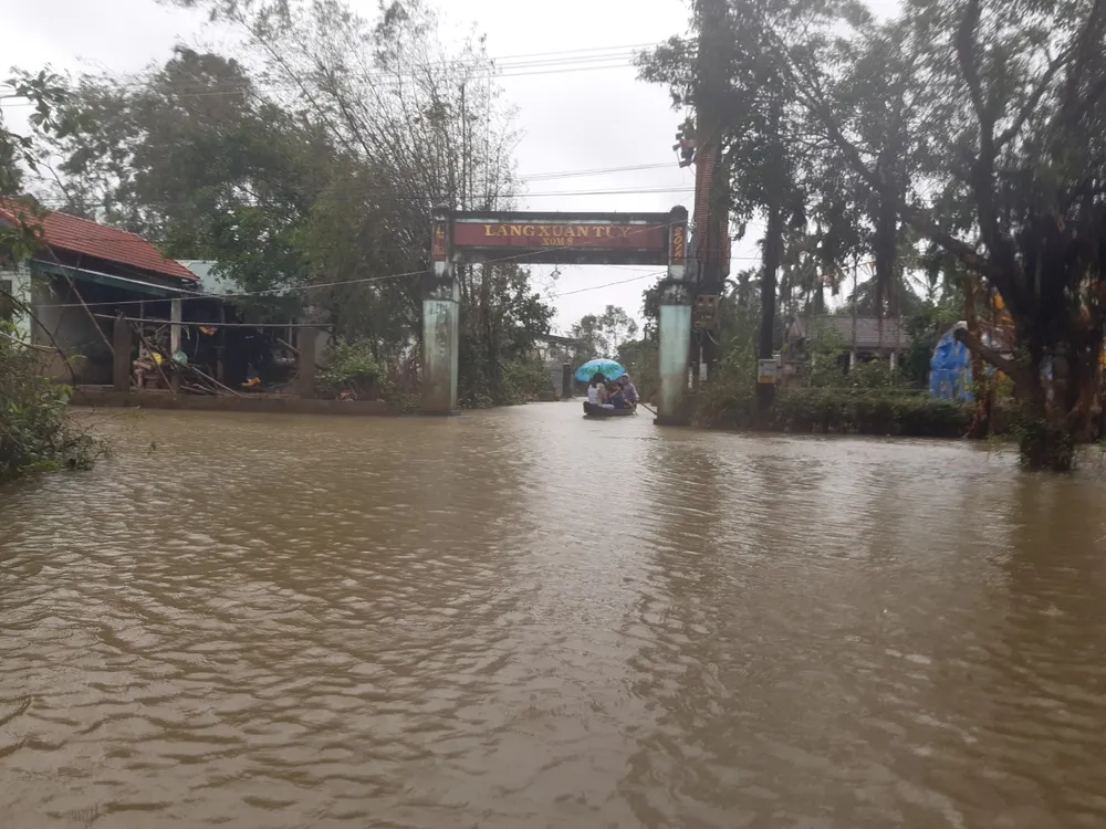 Nhiều khu dân cư Thừa Thiên – Huế trắng xóa trong lũ ảnh 4