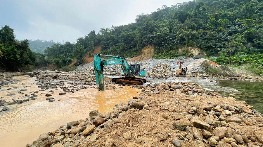 Các lực lượng triển khai máy móc và thiết bị phục vụ công tác tìm kiếm các nạn nhân mất tích vào sáng 25-3