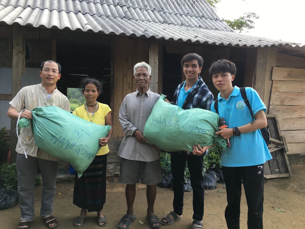 Nguyễn Văn Nhã (thứ 2 từ phải qua trái) trong một lần tham gia đoàn cứu trợ người nghèo vùng cao