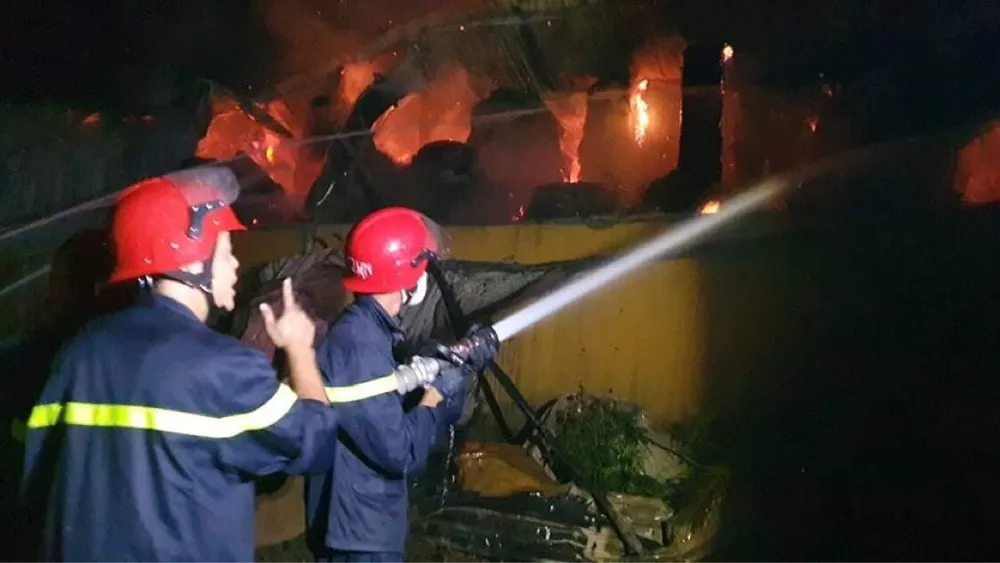 Phun nước khoanh vùng vòng ngoài nhằm không cho ngọn lửa cháy lan sang các nhà kho liền kề