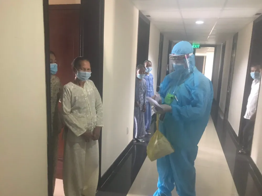 Thừa Thiên - Huế: Đưa phiếu cử tri đến tận phòng cho công dân đang cách ly tập trung ảnh 1 Thừa Thiên - Huế: Đưa phiếu cử tri đến tận phòng cho công dân đang cách ly tập trung ảnh 1
