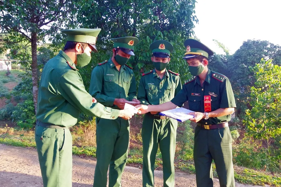 Quân dân vùng biên cương ở A Lưới nô nức đi bầu cử ảnh 2 Quân dân vùng biên cương ở A Lưới nô nức đi bầu cử ảnh 2