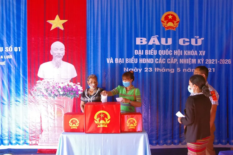 Cử tri là đồng bào dân tộc thiểu số ở A Lưới đều giữ khoảng cách để phòng, chống dịch Covid-19 khi tham gia bỏ phiếu 
